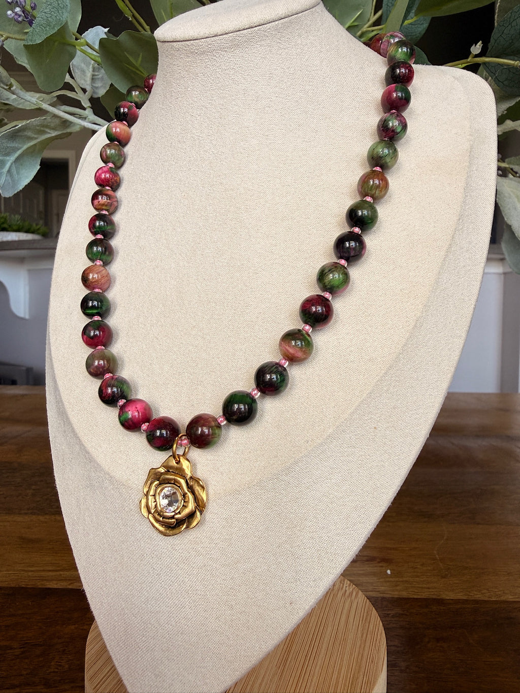 Kiss from a rose necklace