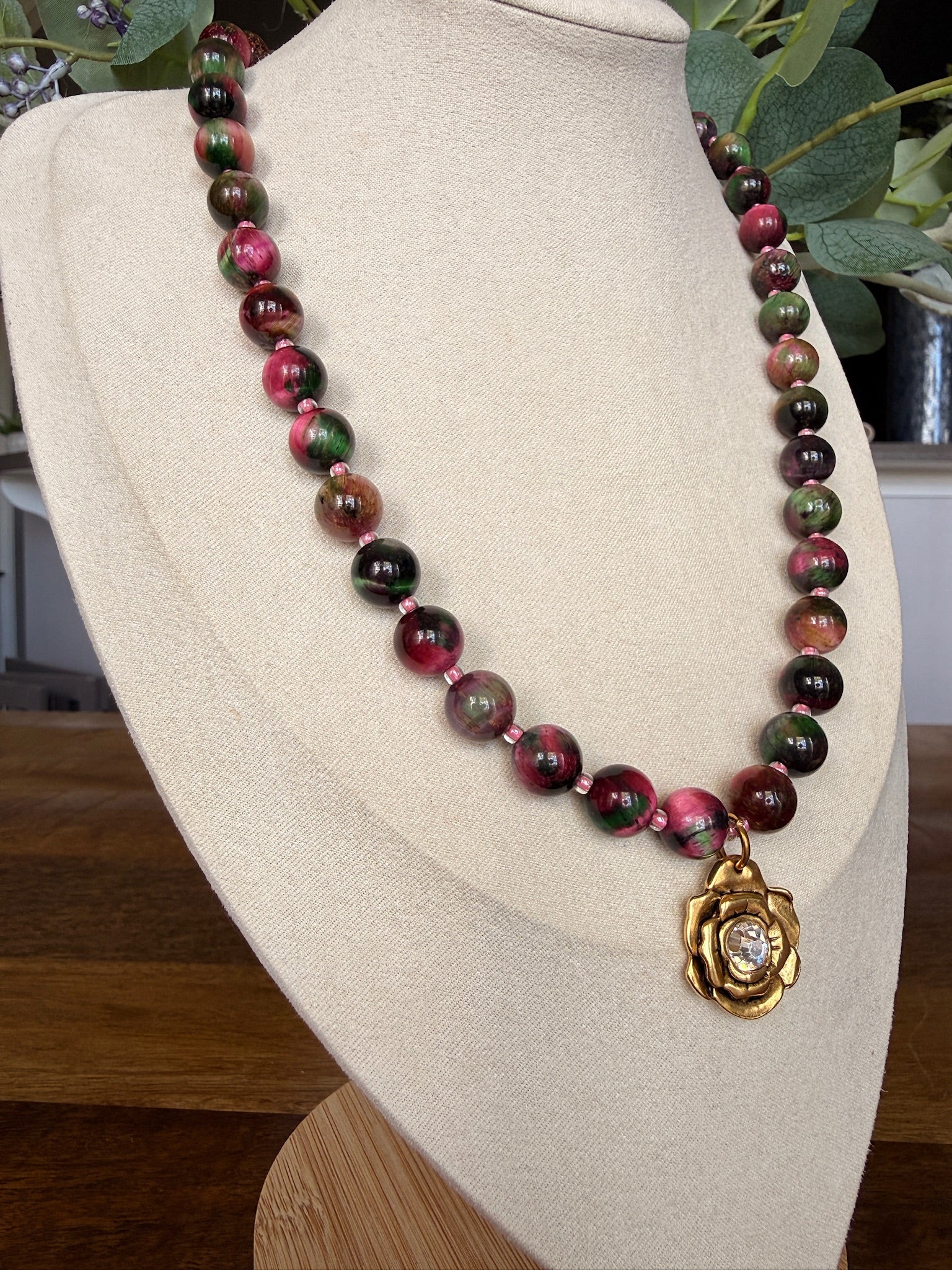 Kiss from a rose necklace
