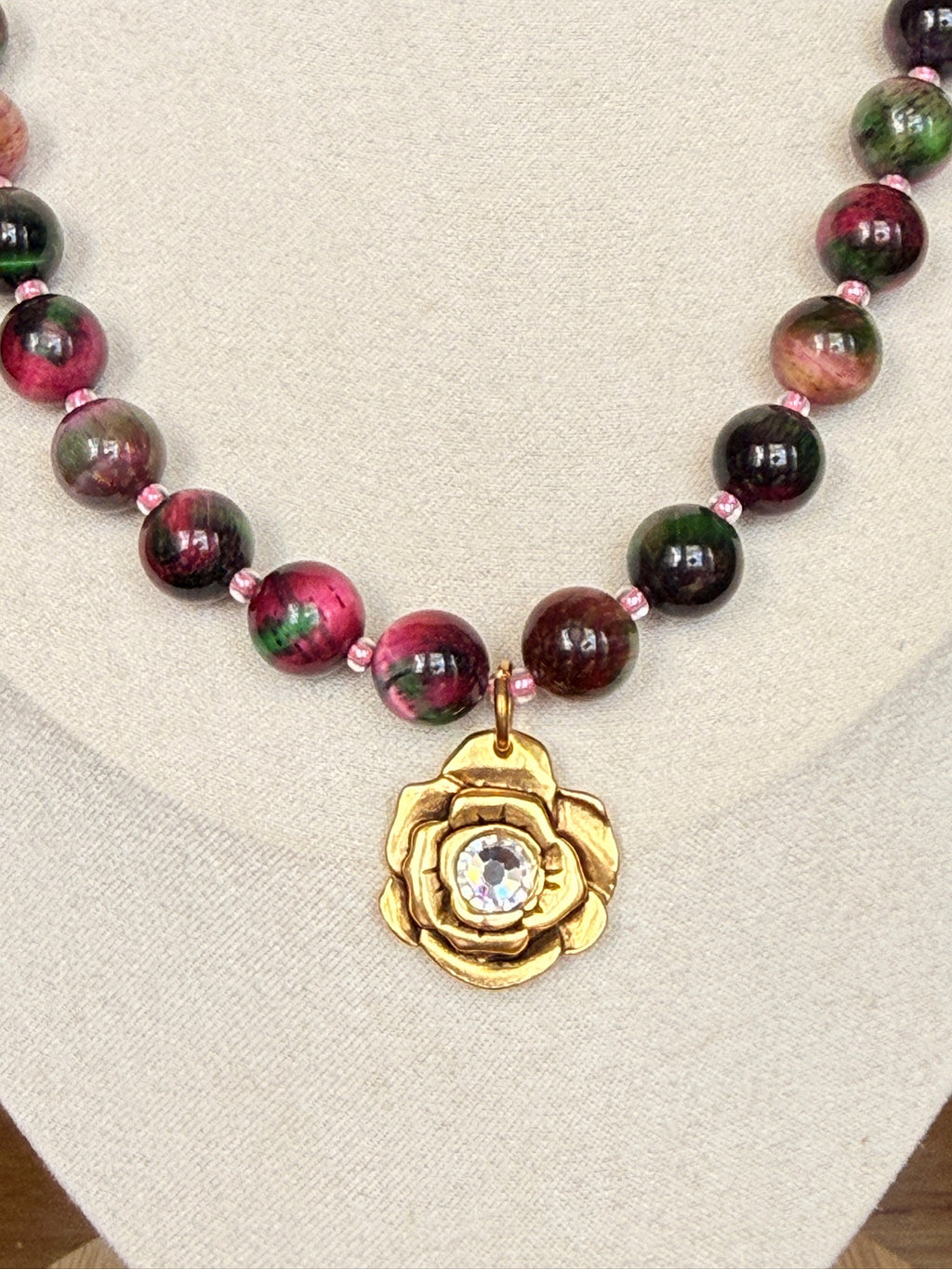 Kiss from a rose necklace